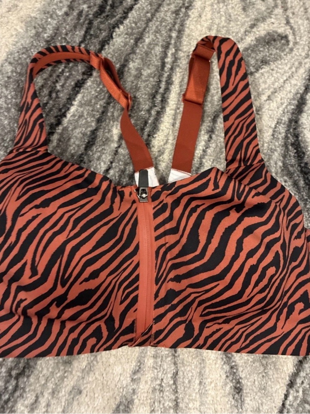 New Victoria's Secret Knockout Sports Bra Front Zip Max Support 32DD Leopard NWT
